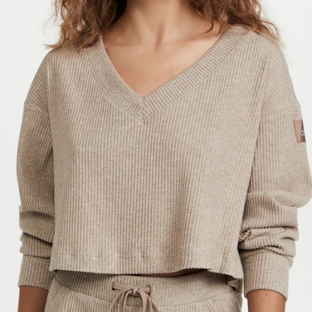 Alo Yoga Muse Ribbed V-Neck Crop Pullover